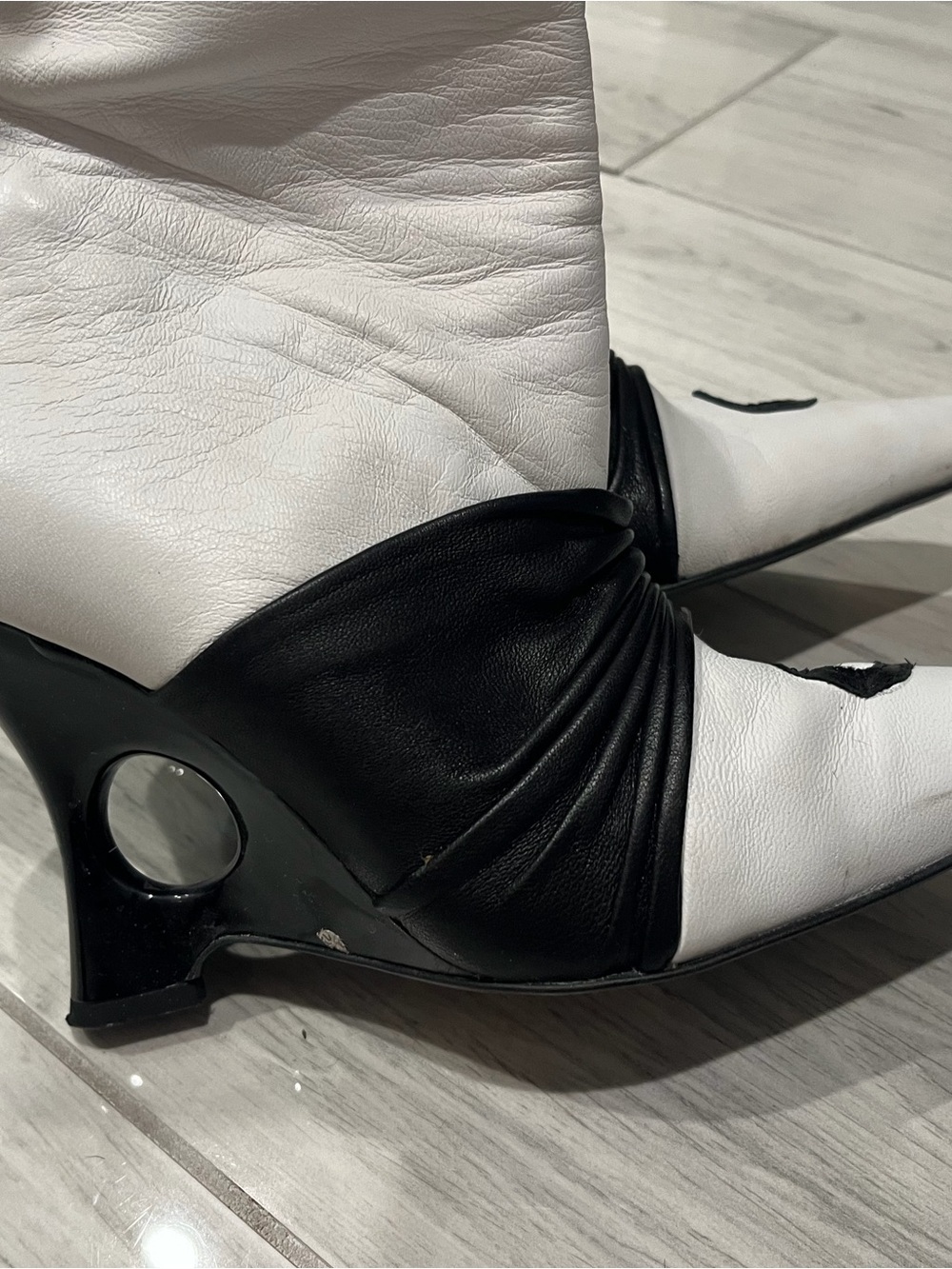 Unique Pointed-Toe Wedge Boots in White and Black - Picture 5 of 6